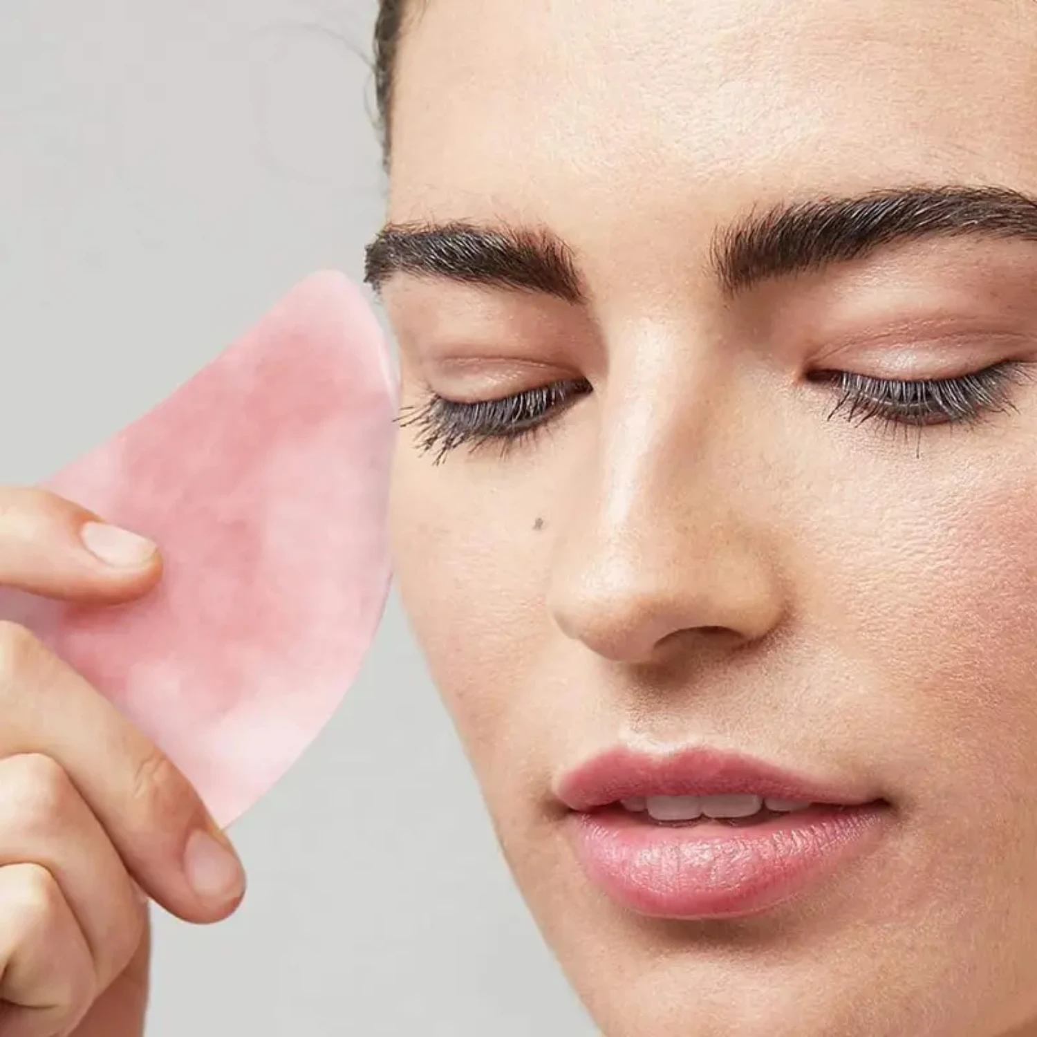 ลูกกลิ้งหยกต่อต้านริ้วรอยหินธรรมชาติที่หรูหรา ผ่อนคลาย และชุดกัวซาสําหรับนวดหน้าที่น่าทึ่งด้วย r