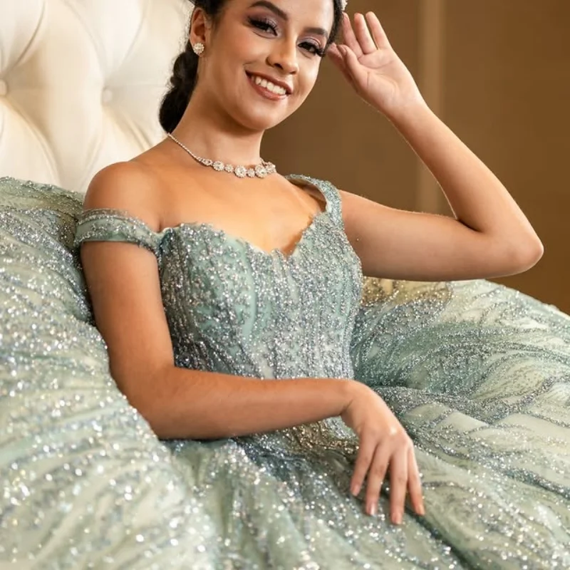 Op maat gemaakte glanzende lichtgroene Quinceanera-jurken Uit de schouder glittersticker Kant Lange staart Vestido 15-Quinceanera