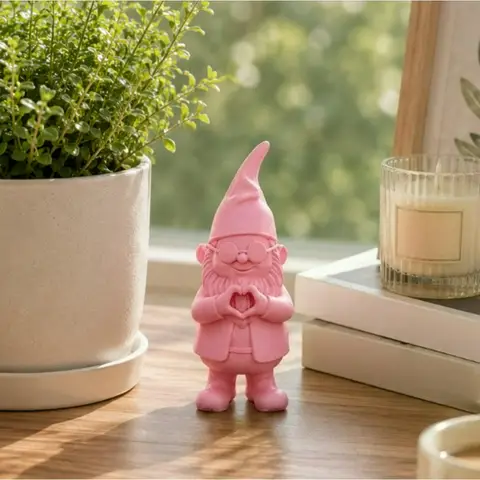 1PCS Pink heart-shaped garden elf statue, a dwarf statue wearing playful sunglasses