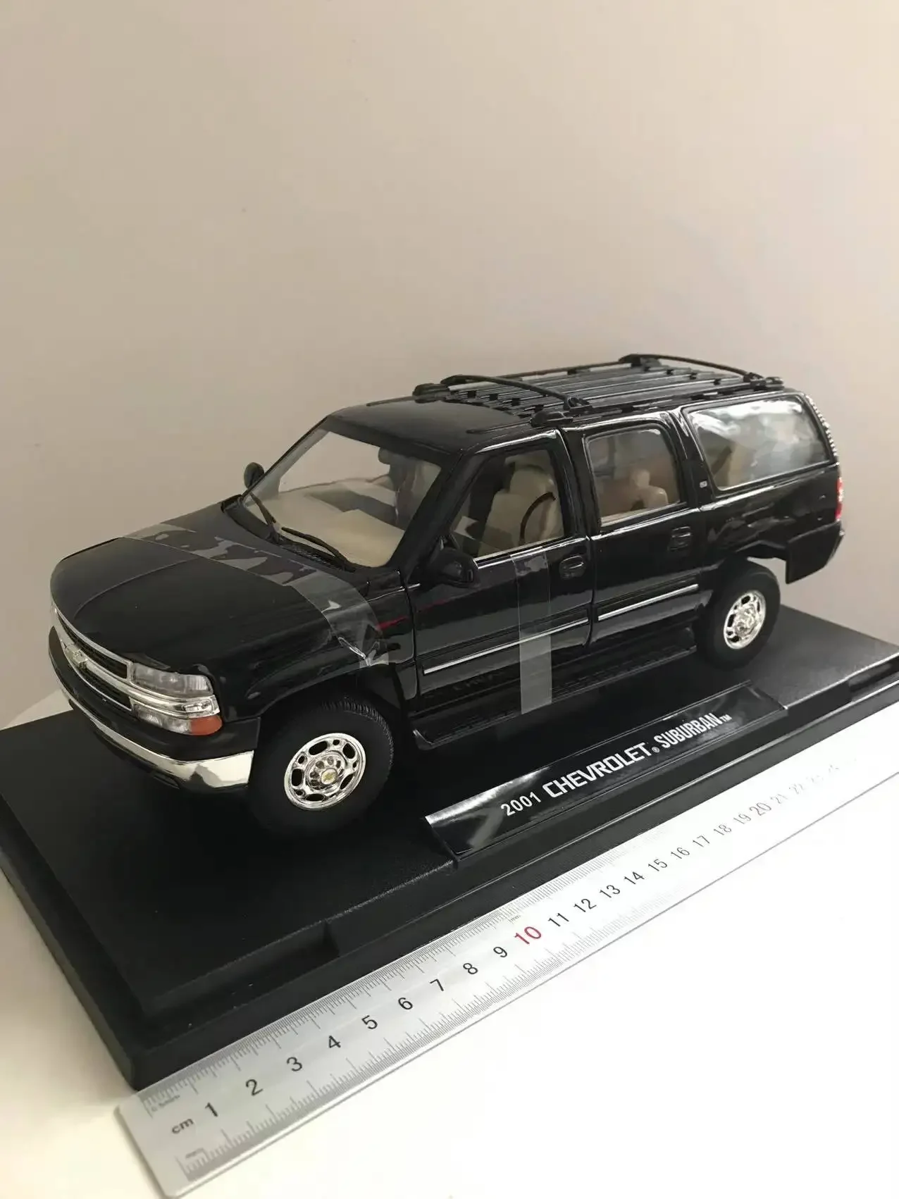 Rare 1:18 Scale 2001 Chevrolet Suburban Alloy Car Model With Minor Paint Defects