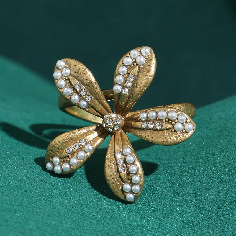 

Antique Gold Color Large 5 Petal Flower Rings Pearl Retro Designer Jewelry Accessories For Woman 2026 Girlfriend Unique Gift
