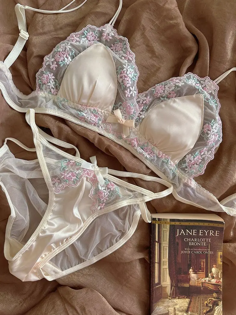 French girls' bra set with triangular cup and no steel ring, gathering underwear, small chest, collarbone, super fairy sexy bra