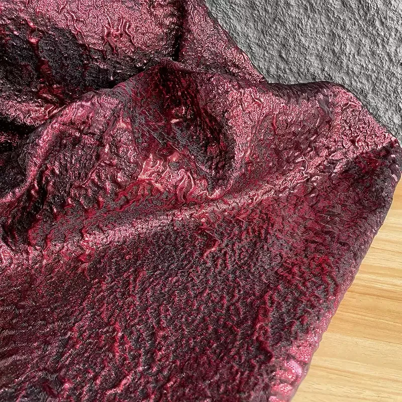 Ciemnoczerwona tkanina żakardowa o retro fakturze, nieregularna, plisowana 3D, materiał na spodnie, płaszcze, ręcznie robiona, wysokiej jakości tkanina odzieżowa