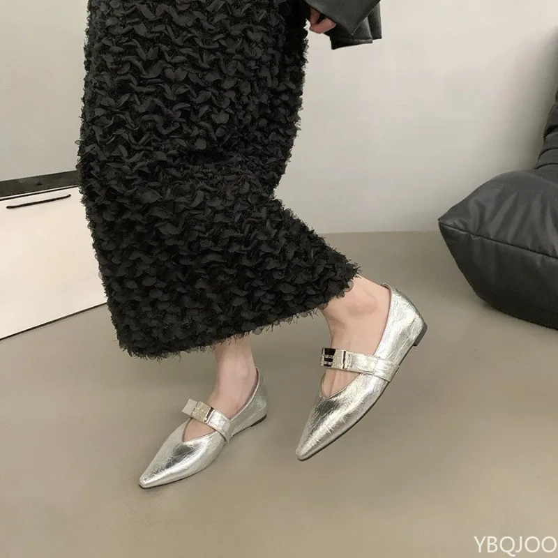 2026 Primavera y novedad de verano, zapatos de mujer de tacón bajo puntiagudos con cubiertas de boca poco profundas para citas, zapatos individuales para mujer