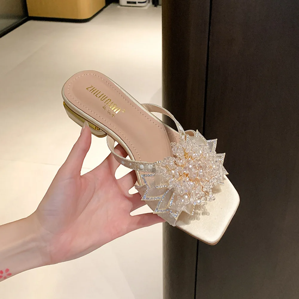 

Женские сандалии с цветочным декором, лето 2026, новая корейская версия, с квадратным носком, на толстом каблуке, прохладные шлепанцы, большие размеры, женская обувь в стиле феи