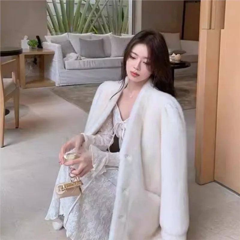 El nuevo abrigo de piel de moda de longitud media de MAO MAO con una mezcla de sensación