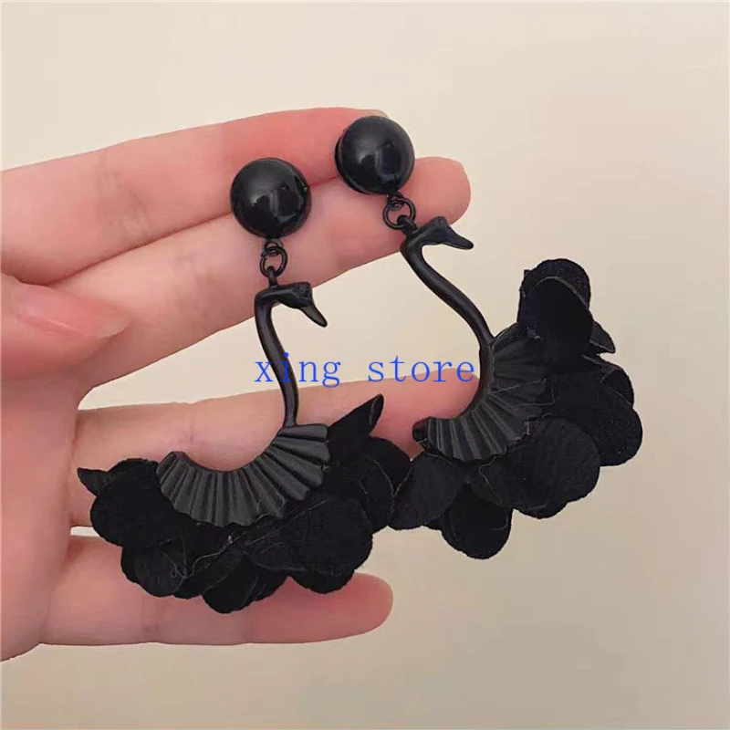 2024 New Fashion Sweet Romantic Black Swan Pendant Women's Earrings