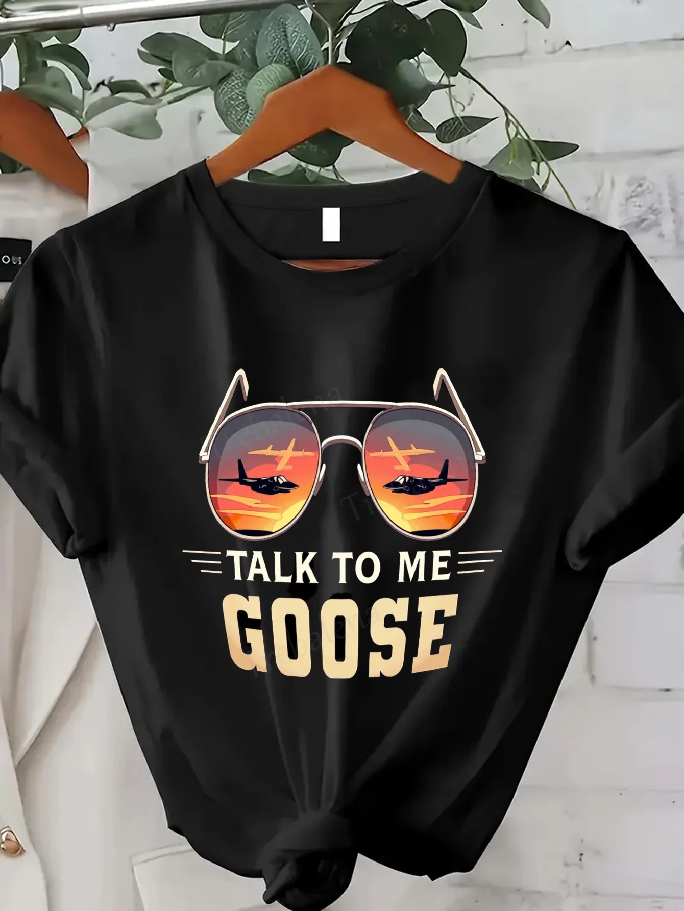 

Женская футболка с солнцезащитными очками-авиатором «Talk to Me Goose» — крутой женский стиль-авиатор