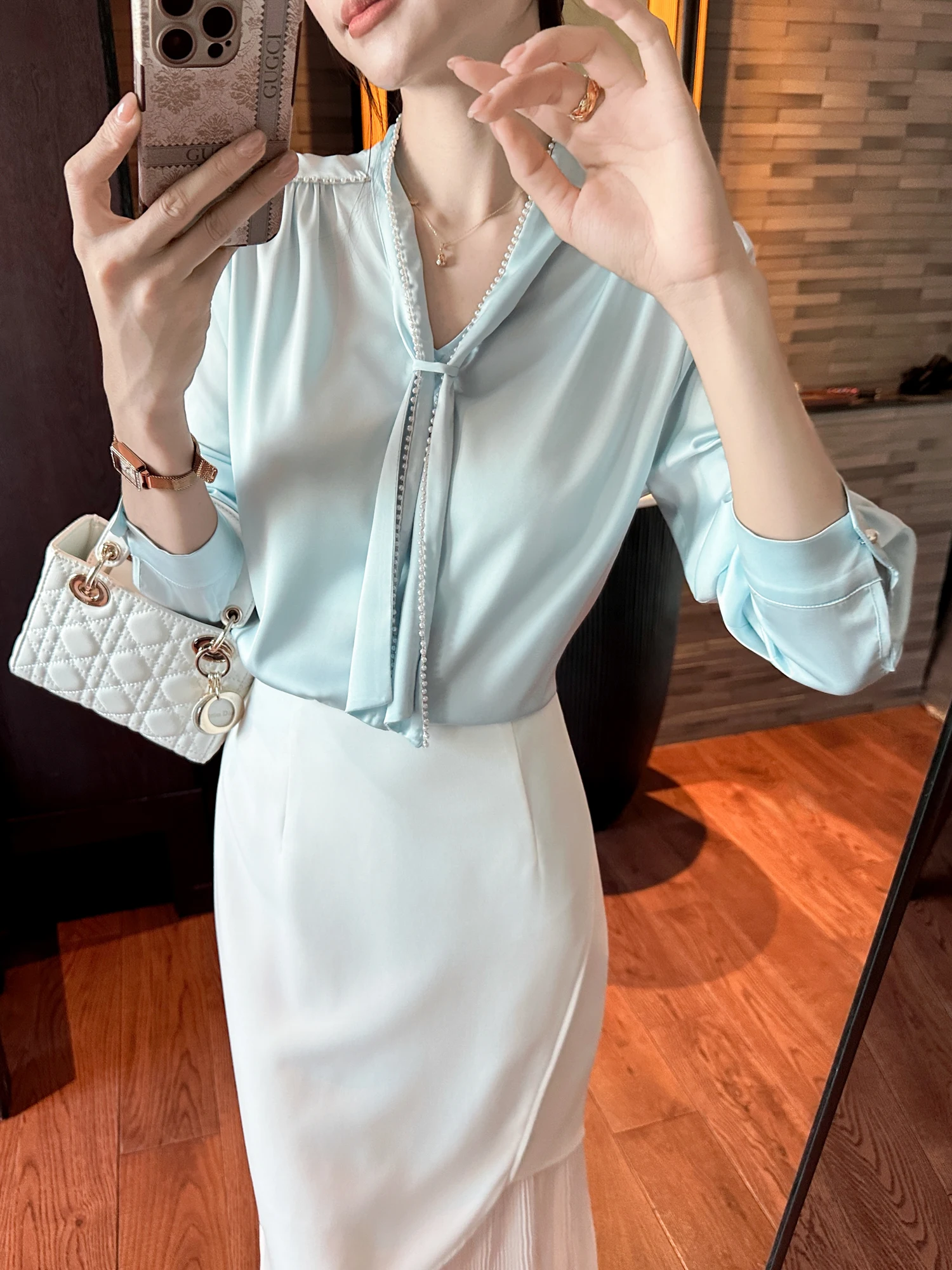 

Элегантная женская рубашка синего цвета с эффектом сатина, с эффектом фильтрации, качественная, с декоративной отделкой, длинными рукавами, V-образным вырезом, удобная, дышащая.