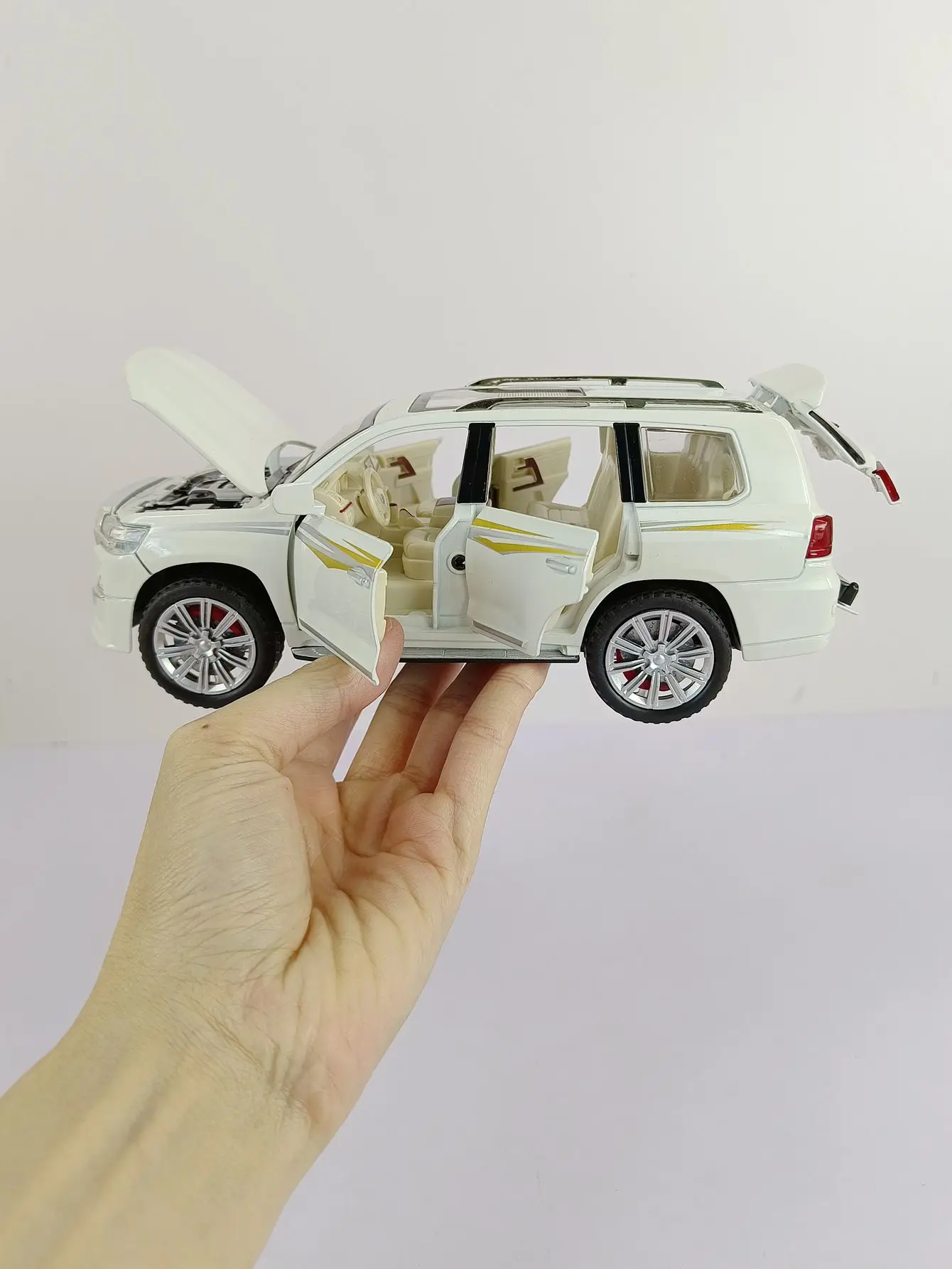 Modèle de voiture Land Cruiser en alliage de simulation, jouet arrière nervuré, véhicule d'ornement, collection tout-terrain, son et lumière, 1:24