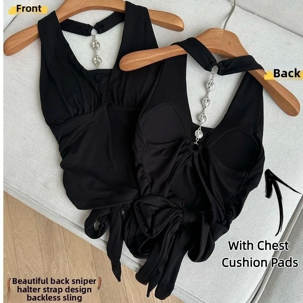 Top damski bez rękawów z dekoltem typu halter, zdobiony dżetami, z wkładkami w biuście, czarno-biały.