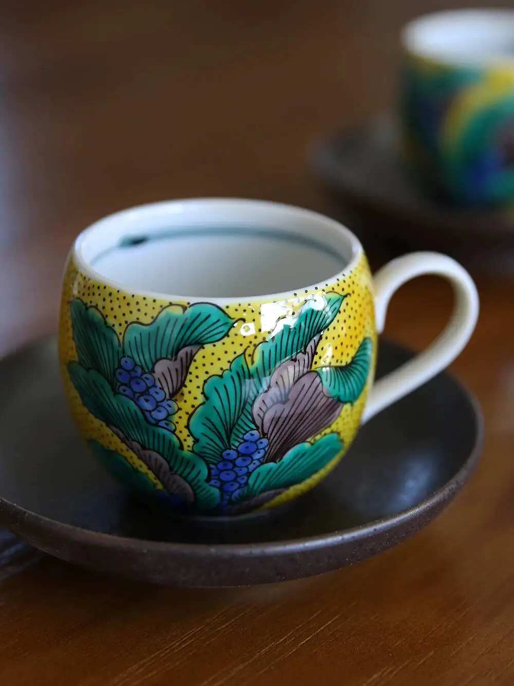 Taza de café/té vintage de porcelana Kutani importada de Japón, marca Yoshidaya, en stock, con una taza y un platillo.