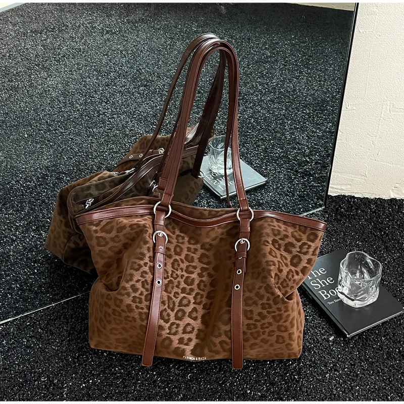 Vintage-Umhängetasche mit Leopardenmuster, Winter-Handtasche aus Kunstwildleder mit großem Fassungsvermögen, verstellbarer Riemen, Metallring-Dekoration, weiche Hobo-Tasche. – Detail 6