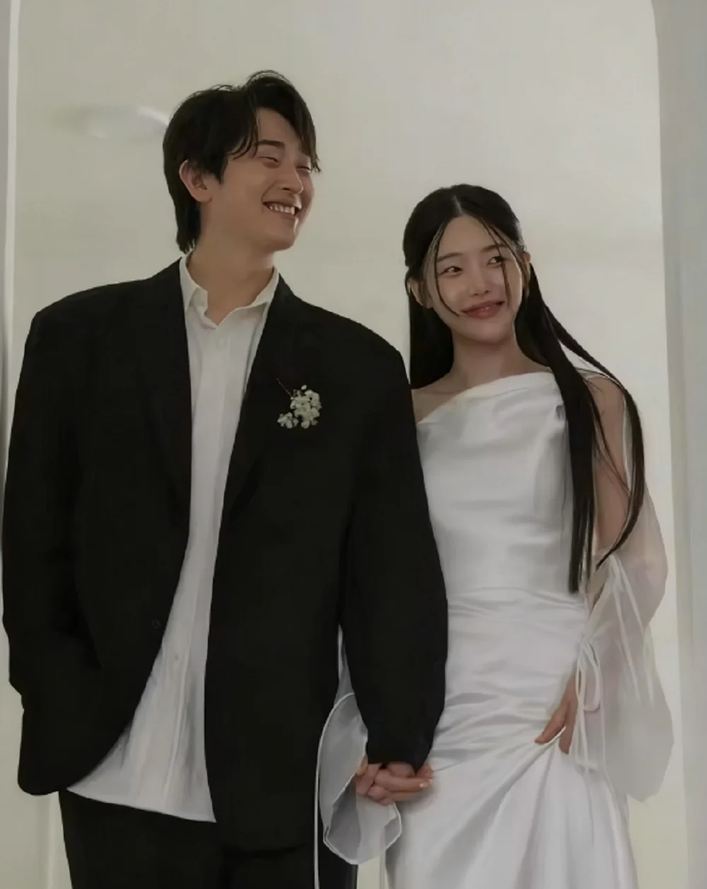 

Индивидуальные свадебные платья 웨딩드레스 с рюшами Корейские вечерние платья невесты цвета слоновой кости на одно плечо с длинными рукавами Женские свадебные платья