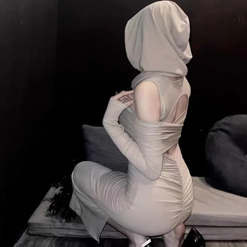 新しいニッチセクシーでスパイシーなガールズ向け、デソレーショングレーのオフショルダー・オープンバック・ボディコンドレス。終末の荒廃地スタイルのフード付きドレス。