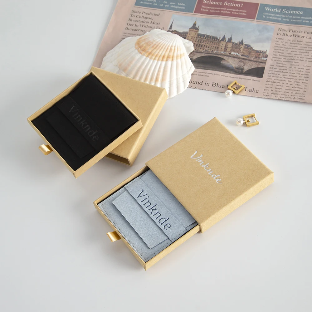 กล่องของขวัญแบบลิ้นชักเลื่อน ขนาด 7x7x1.7 ซม. พร้อมโลโก้สั่งทำ 24 ชุด  พร้อมถุงขนาด 6.2x6.2 ซม. สำหรับเก็บสร้อยคอ ต่างหู กำไล แหวน