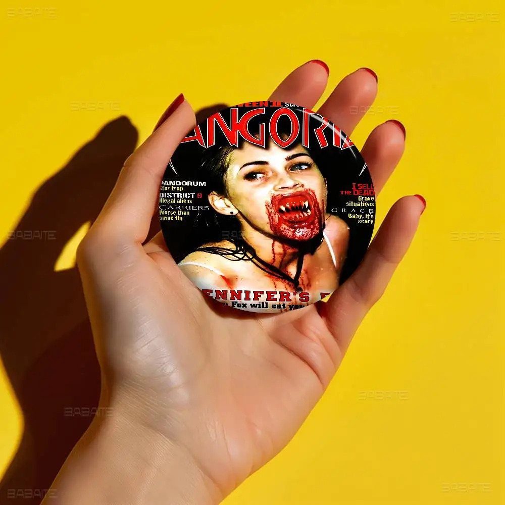 البوب فيلم جنيفر الجسم 32/44/58 مللي متر تخصيص زر دبابيس لطيف مضحك الإبداعية شارة مجوهرات ديكور هدايا للأصدقاء