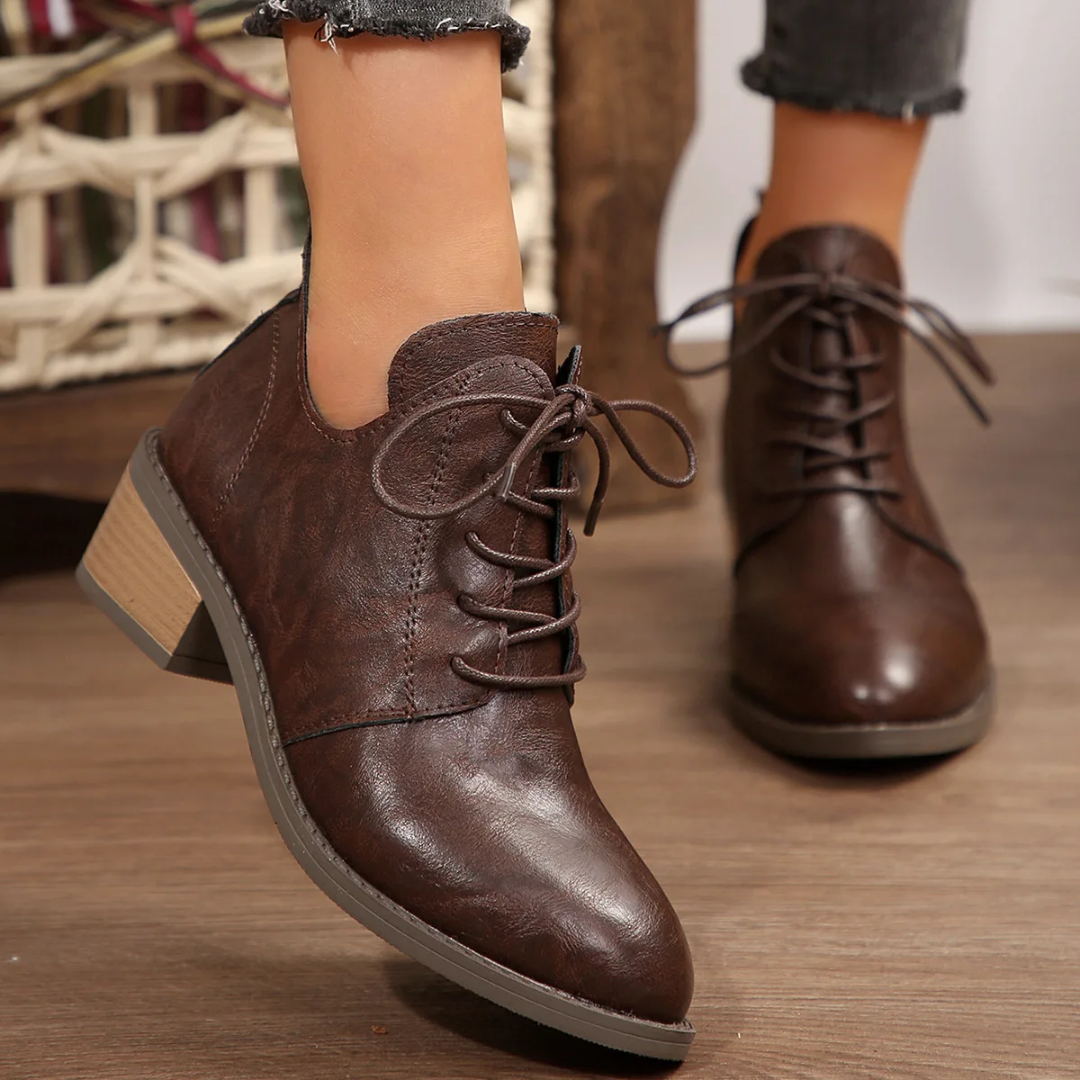

The new 2025 winter fashion trend, versatile and durable pointed-toe retro warm ankle boots
