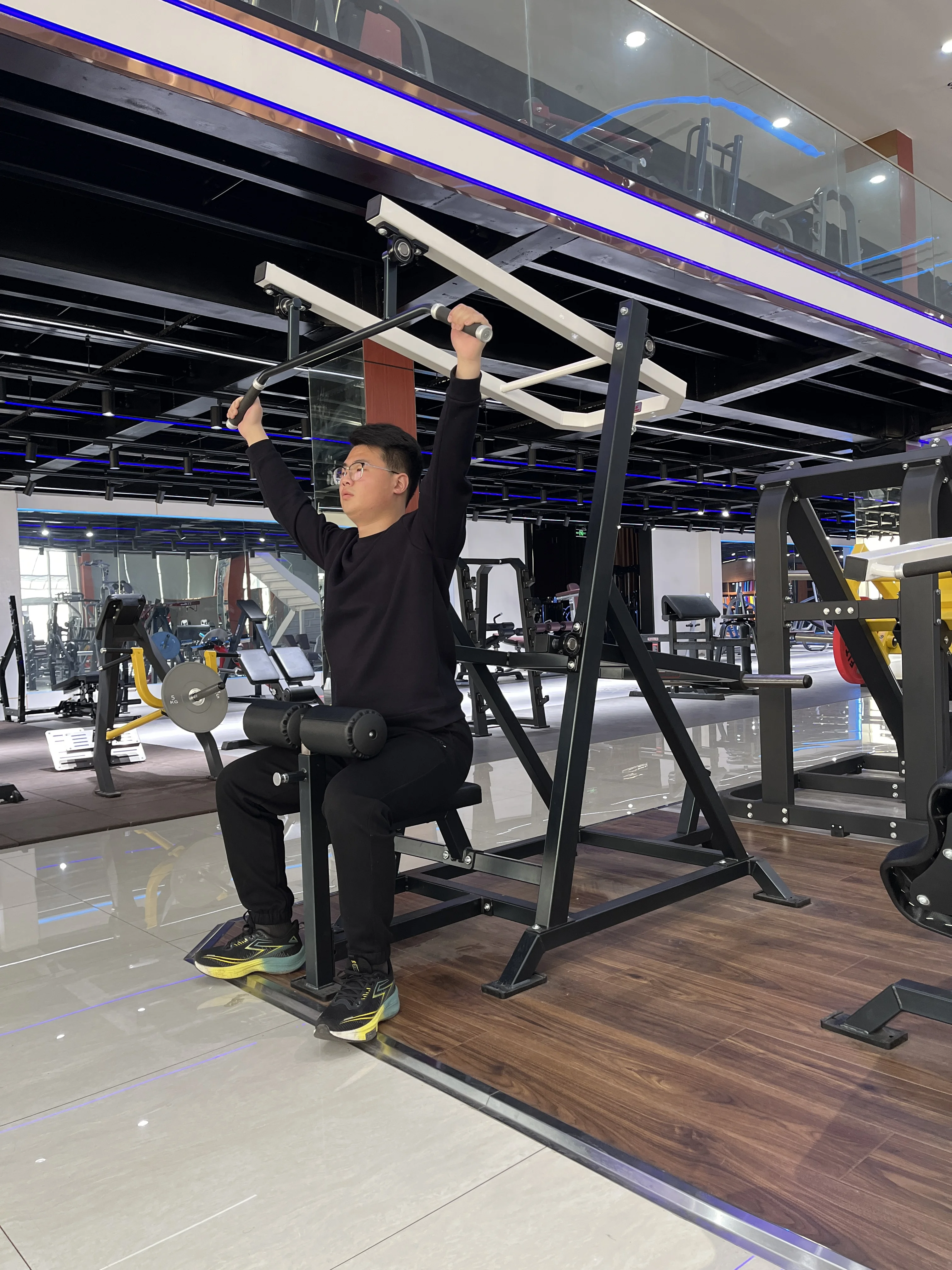 Commercial tablet-equipped gym fitness equipment Lat pull-down arm trainer front Lat pull-down lever machine
