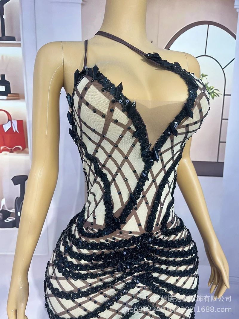 Vestido de moda con tirantes de un solo hombro, Miss Universe elige ropa hermosa, sala de exposiciones de estudio, modelo de ropa de actuación