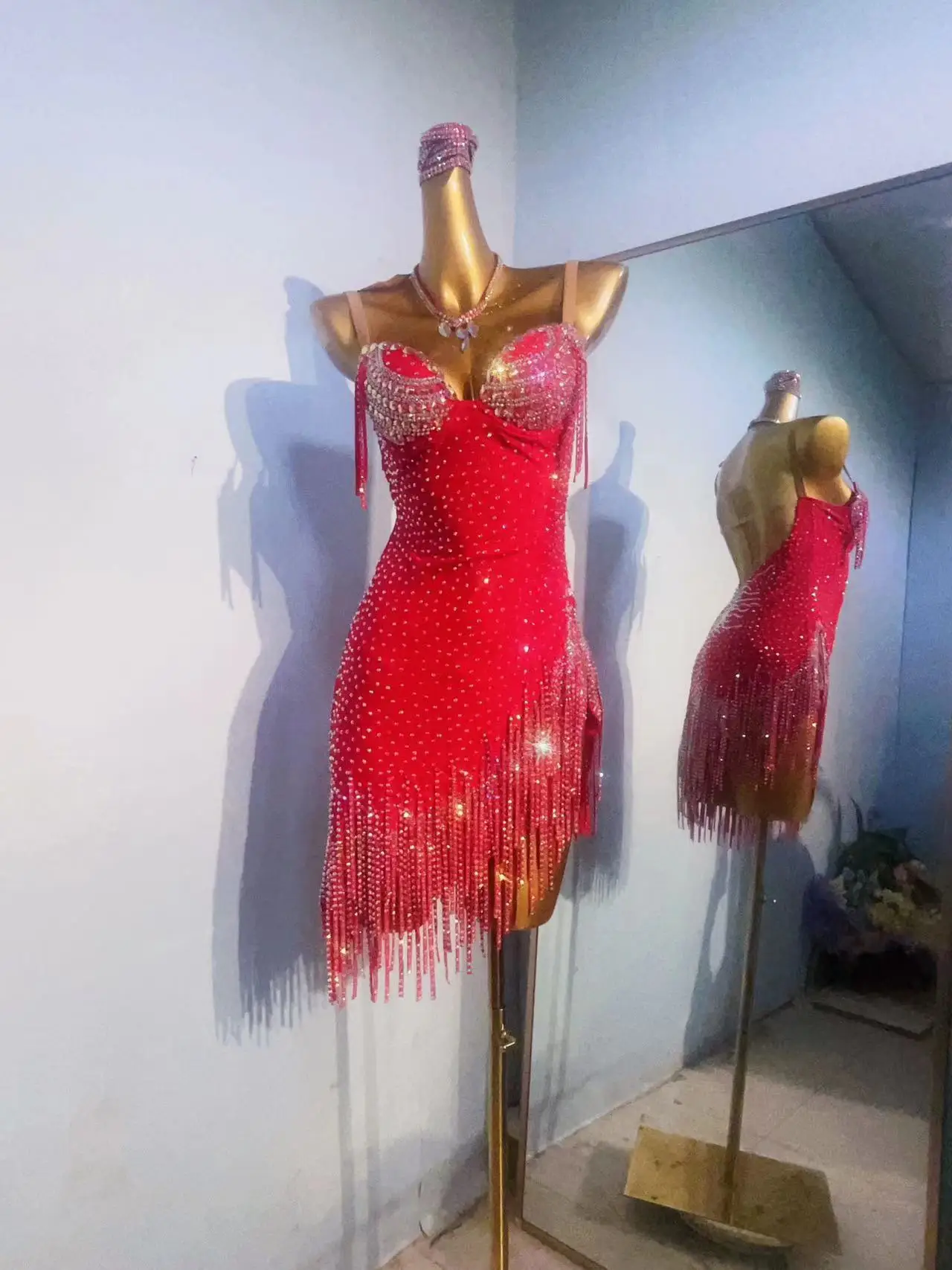 Abito da ballo latino da donna di fascia alta personalizzato grande gonna diagonale rossa con bretelle Samba Art strass spettacolo costume