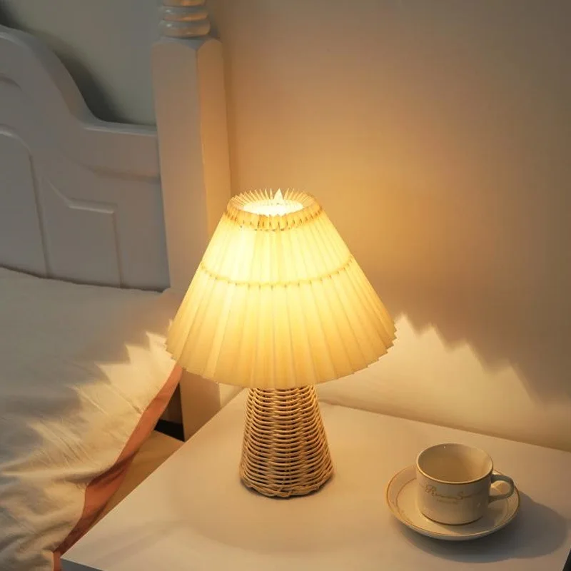 Lampada da tavolo per camera da letto a pieghe Vintage con luce notturna in Rattan creativo lampada da studio con paralume bianco Beige decorativo