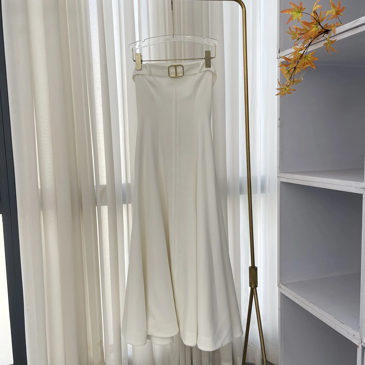 

Летнее платье миди 2026 года белого цвета без бретелек с золотой квадратной пряжкой, приталенное, с расклешенным подолом