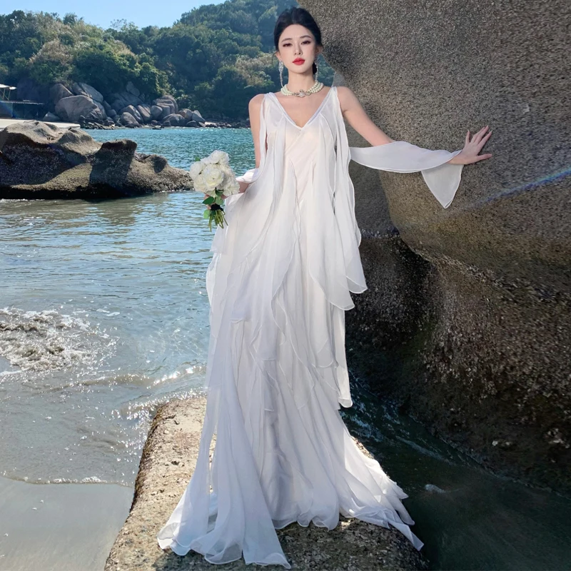 

Белый комплект с юбкой с асимметричным подолом и халатом для утренних церемоний, пляжного отдыха и праздников. Очаровательное пышное платье.