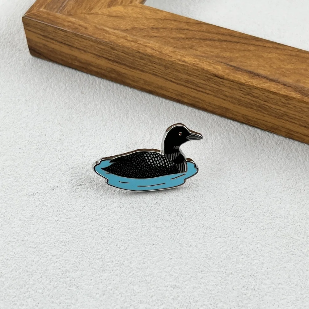 Common Loon Metallbrosche, niedliche Wasservogel-Emaille-Anstecknadel, kanadisches Great Northern Taucher-Abzeichen, Kleidungs- und Rucksack-Reversnadel, Naturgeschenk – Detail 5