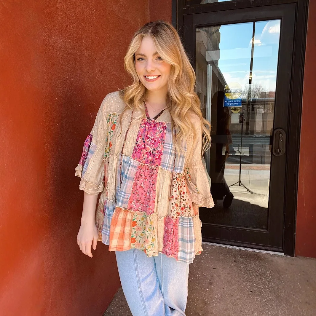 

2026 Женская мода в стиле ретро с цветочным цифровым принтом в клетку в стиле пэчворк, свободный топ с v-образным вырезом и рукавами три четверти