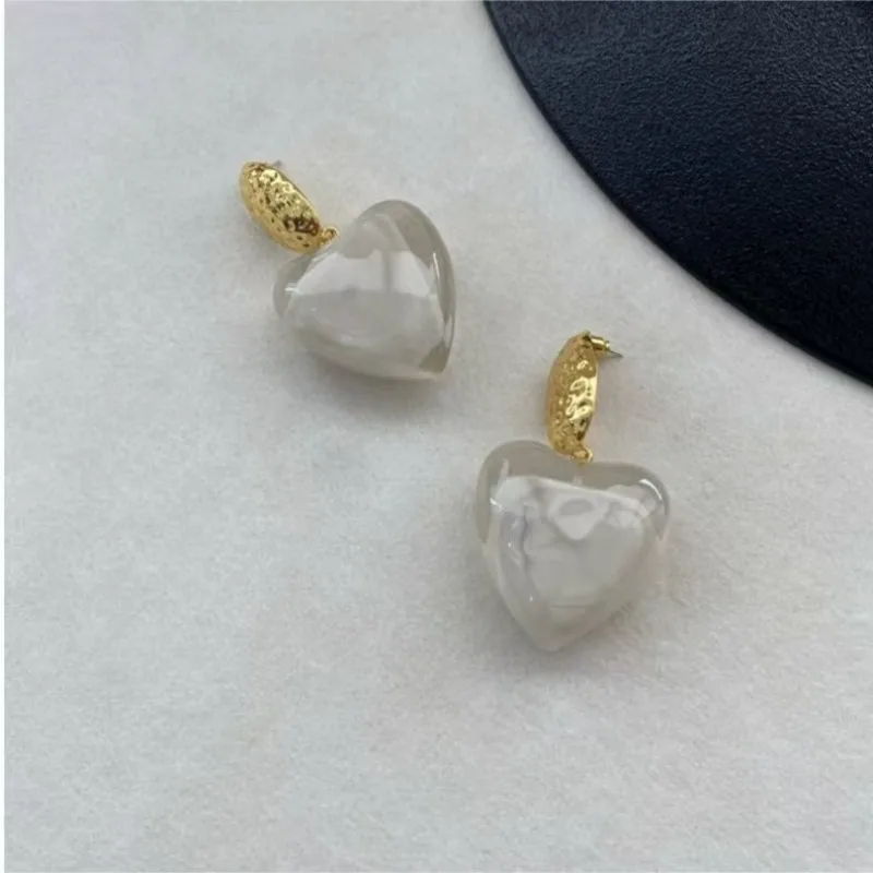 

Zhang Yueer's Same White Love Earrings, Niche Design Temperament Earrings, Personalized Exaggerated Earrings, New Products.