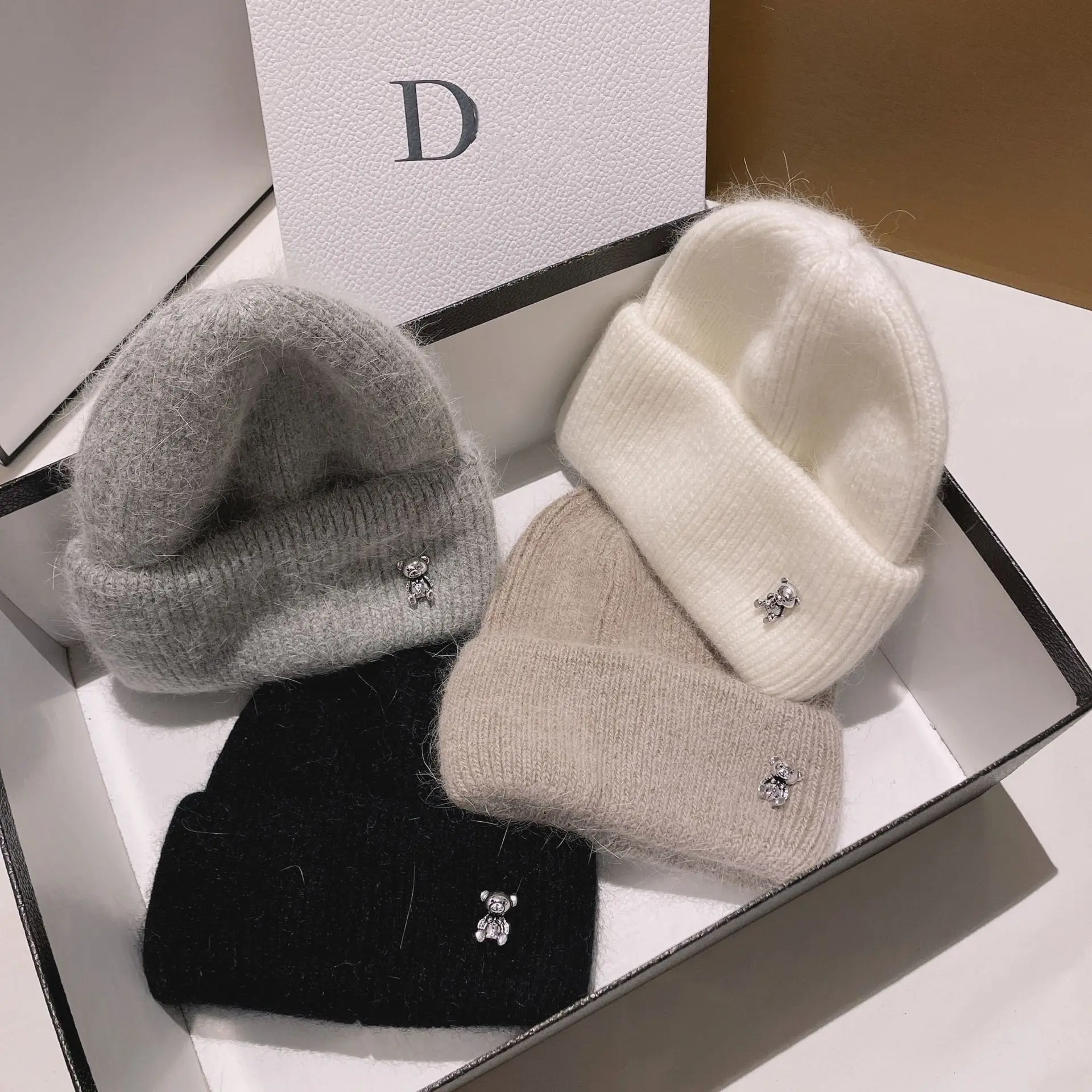 قبعة متماسكة من فراء الأرانب العصرية لعام 2025 - تصميم الدب الناعم الشمعي القطيفة، قبعة شتوية دافئة بغطاء للرأس للأنشطة الخارجية النسائية