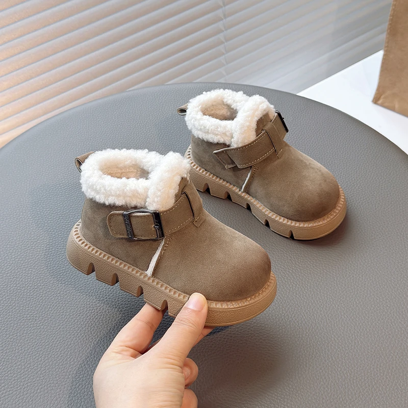 Botas cortas informales para niños y niñas, zapatos de cuero de felpa antideslizantes de fondo suave de estilo coreano a la moda, novedad de invierno de 2024