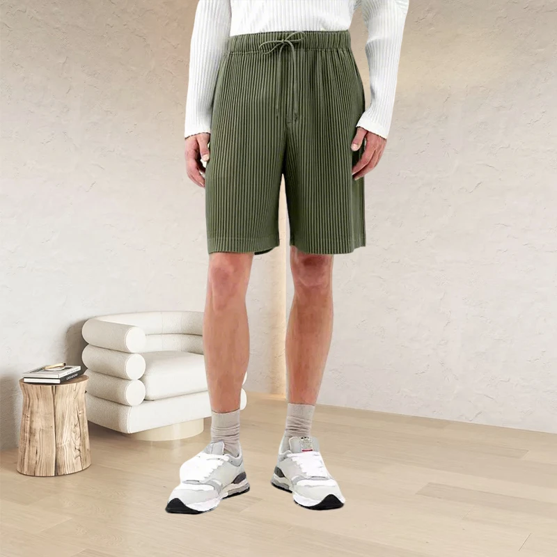 

Новые летние мужские шорты Miyake, плиссированные модели Tide, повседневные брюки с пятью брюками, тонкие мужские брюки большого размера, универсальные для поездок на работу