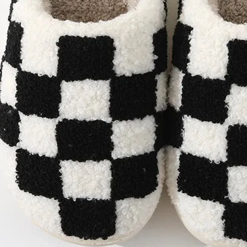 شباشب قطنية شتوية جديدة مريحة للمنزل على شكل شطرنج دافئة للأزواج أحذية قطنية سميكة سوليد ناعمة سميكة وغير قابلة للانزلاق