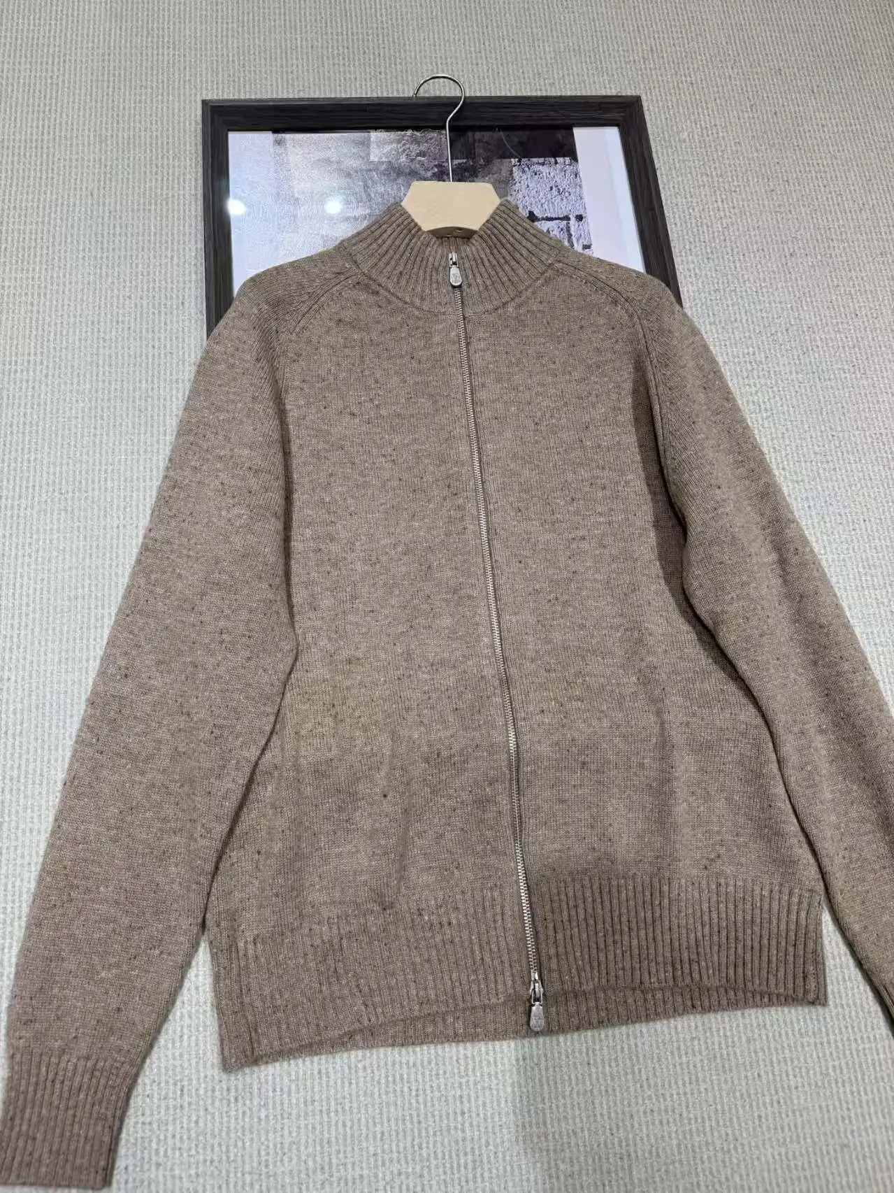 เสื้อสเวตเตอร์แคชเมียร์ผู้ชายแบบใหม่ปี 2025 คอปกตั้ง พร้อมลายดอกไม้ถักแบบคาร์ดิแกน เนื้อหนา อุ่น