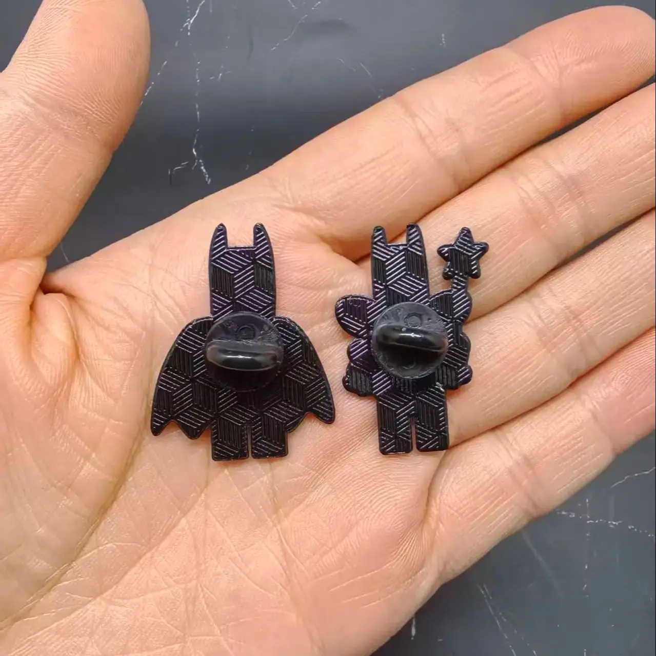 Animierte Film Emaille Pin Cartoon Rosa Schwarz Fledermaus Broschen Revers Abzeichen Paar Zubehör Geschenke 2 Stücke