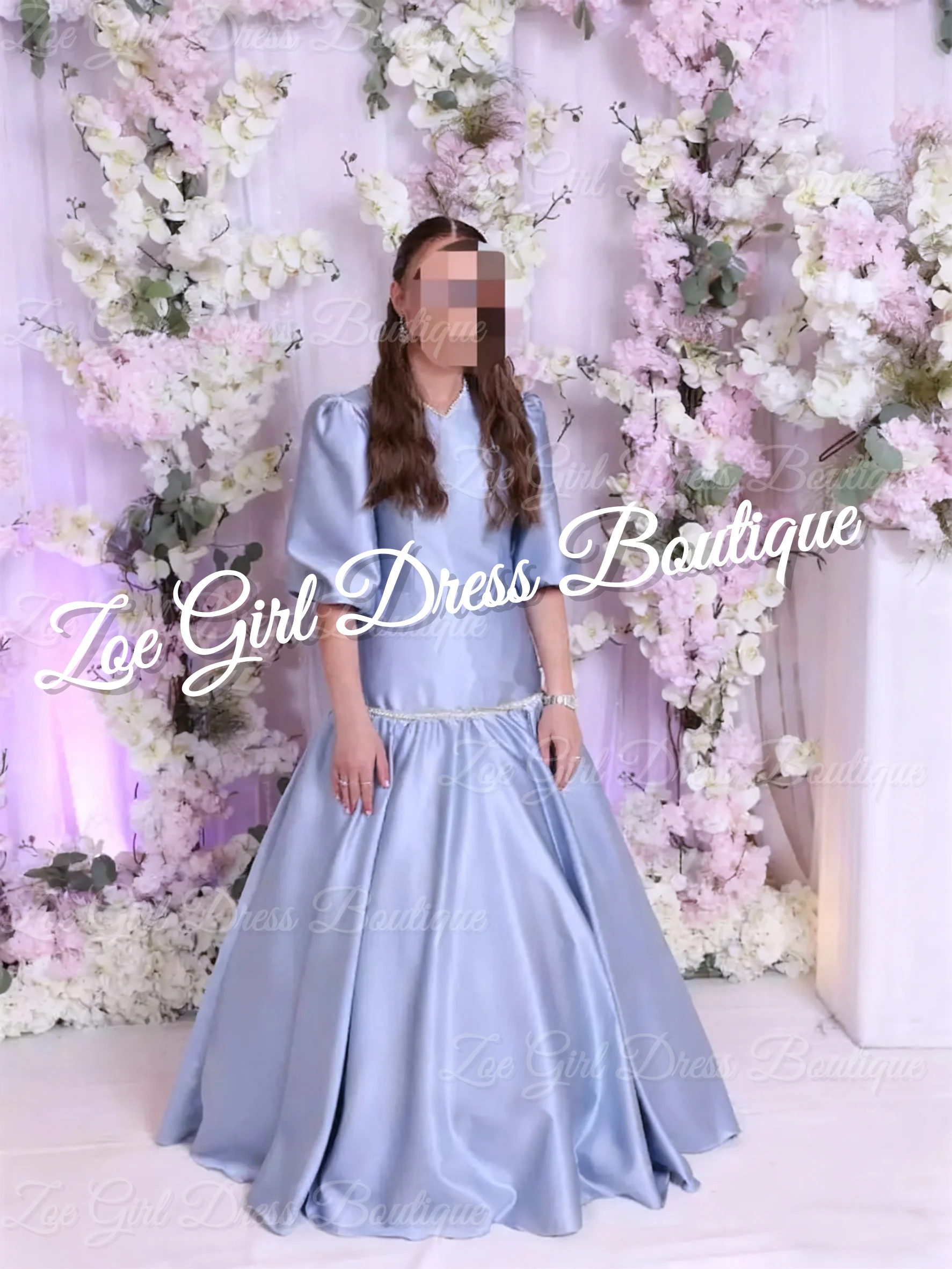 Blaue Satin-Blumenmädchenkleider für die Hochzeit, V-Ausschnitt, halbe Ärmel, Baby-Geburtstagskleider, Erstkommunion-Kleider, individuell gestaltet