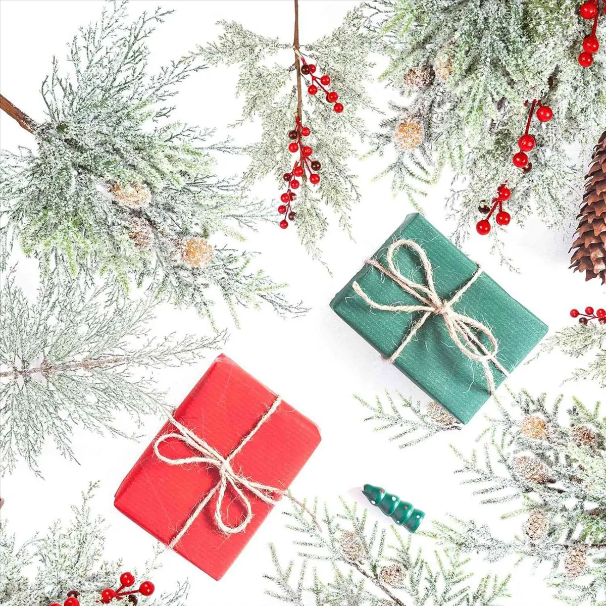 

KSOL 6 шт. рождественские красные ягоды стебли сосновые ветки со снегом 19-дюймовые матовые распылители из искусственного кедра искусственные рождественские