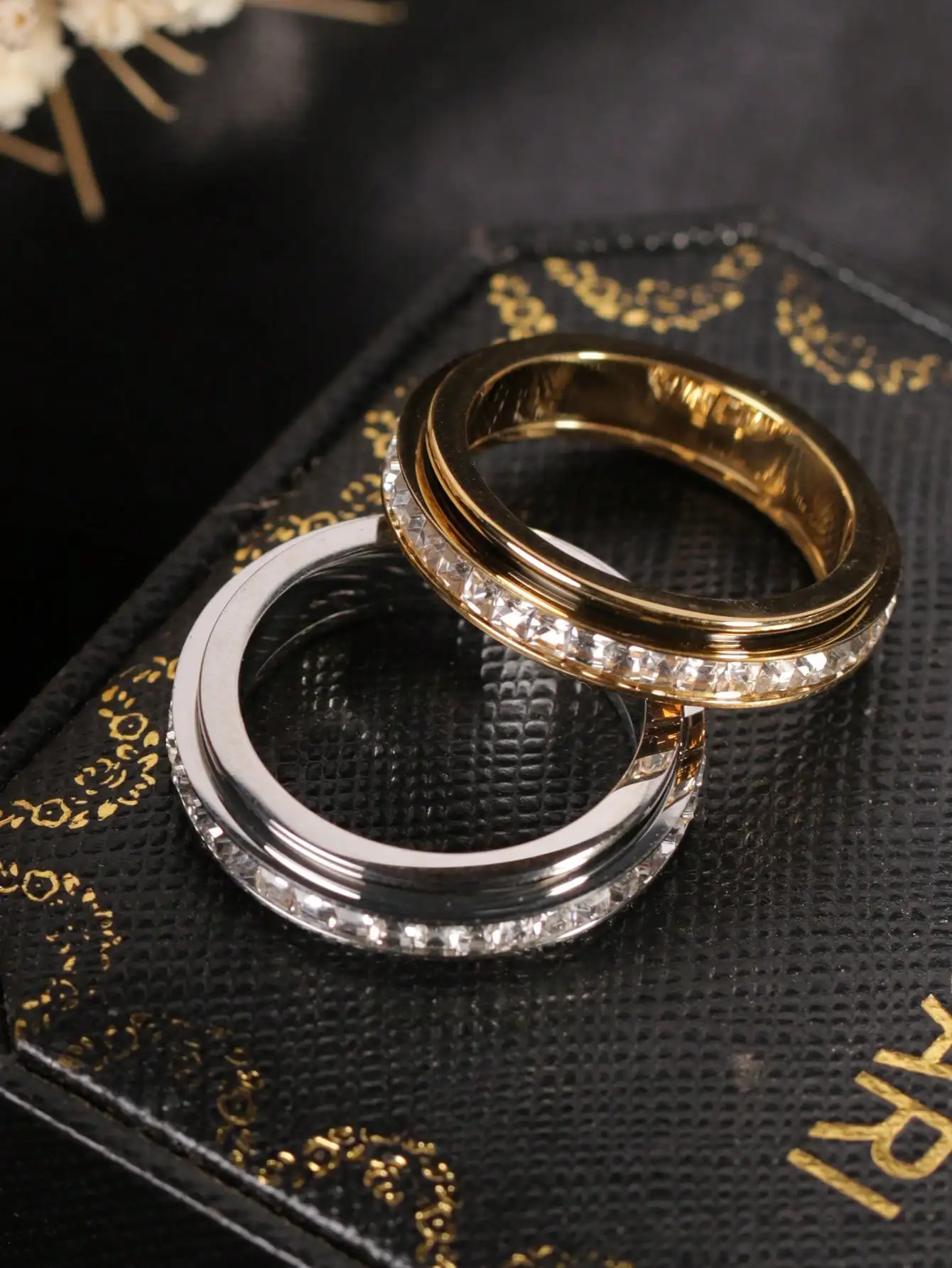 1 Piece of European and American Style 360-Degree Rotating Ring, 18K Gold Color, Starry Sky Design with Rhinestones, Stainless Steel Finger Ring, Exquisite, Light Luxury, Fashionable, Versatile and Creative, Suitable for Daily Wear by Both Men and Women, Gift for Friends, Social Gift-Giving