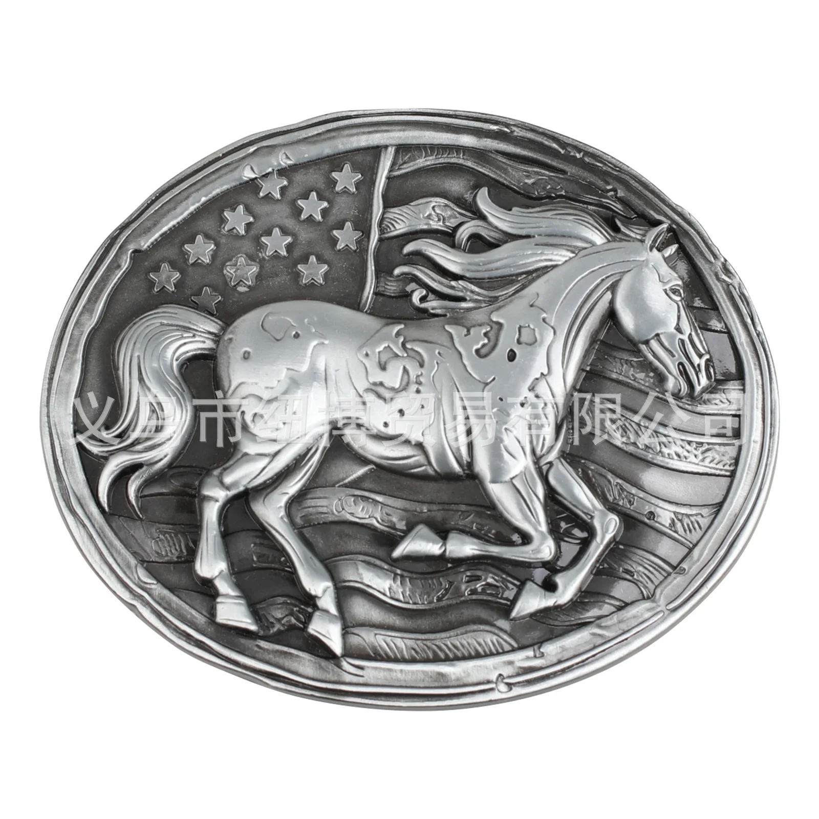 يتم تشغيل الخيول البرية بإبزيم حزام من السبائك الرمادية على لافتة ذات النجمة الضخمة اللامعة هي الشيء الأكثر مهمًا