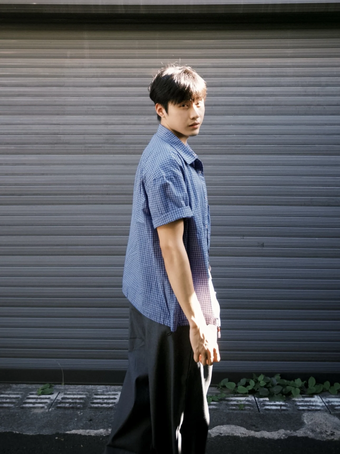 韓国ロイヤルブルーチェック柄ドローストリングデザイン半袖シャツユニセックスサマーバーサタイルボックスワイドトップミュウスタイルポロカラープルオーバー