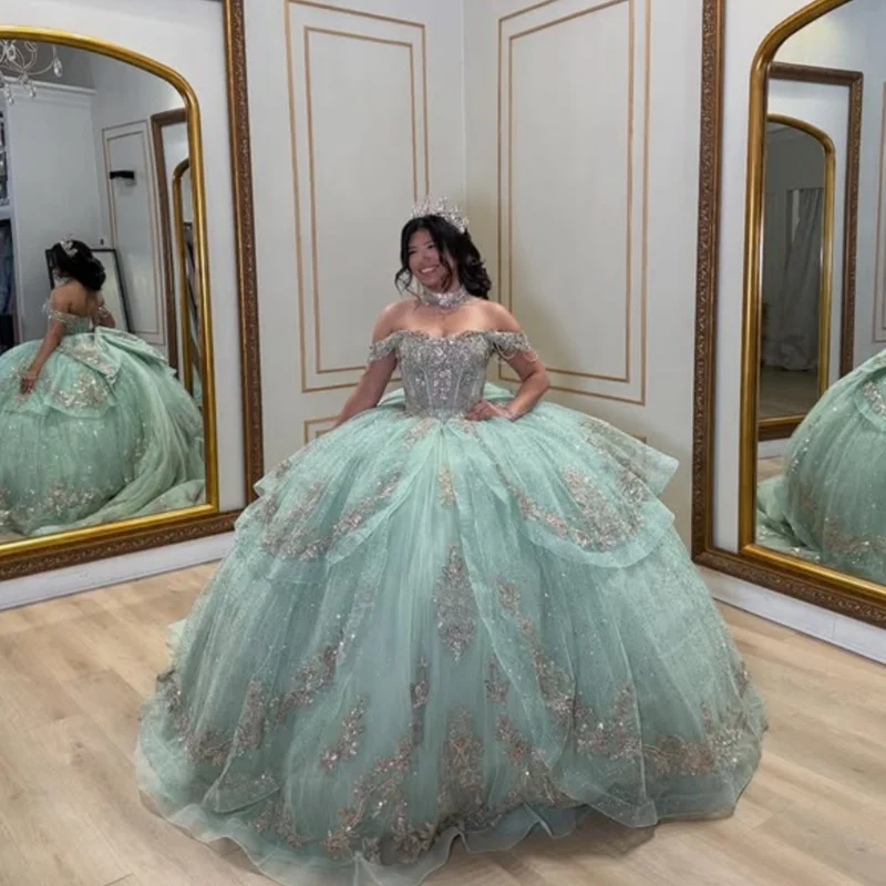 Robe Quinceanera vert clair, épaules dénudées, dentelle superposée, décalcomanies à paillettes, longue queue, nœud, robes de 15 Quinceanera ﻿ Personnaliser