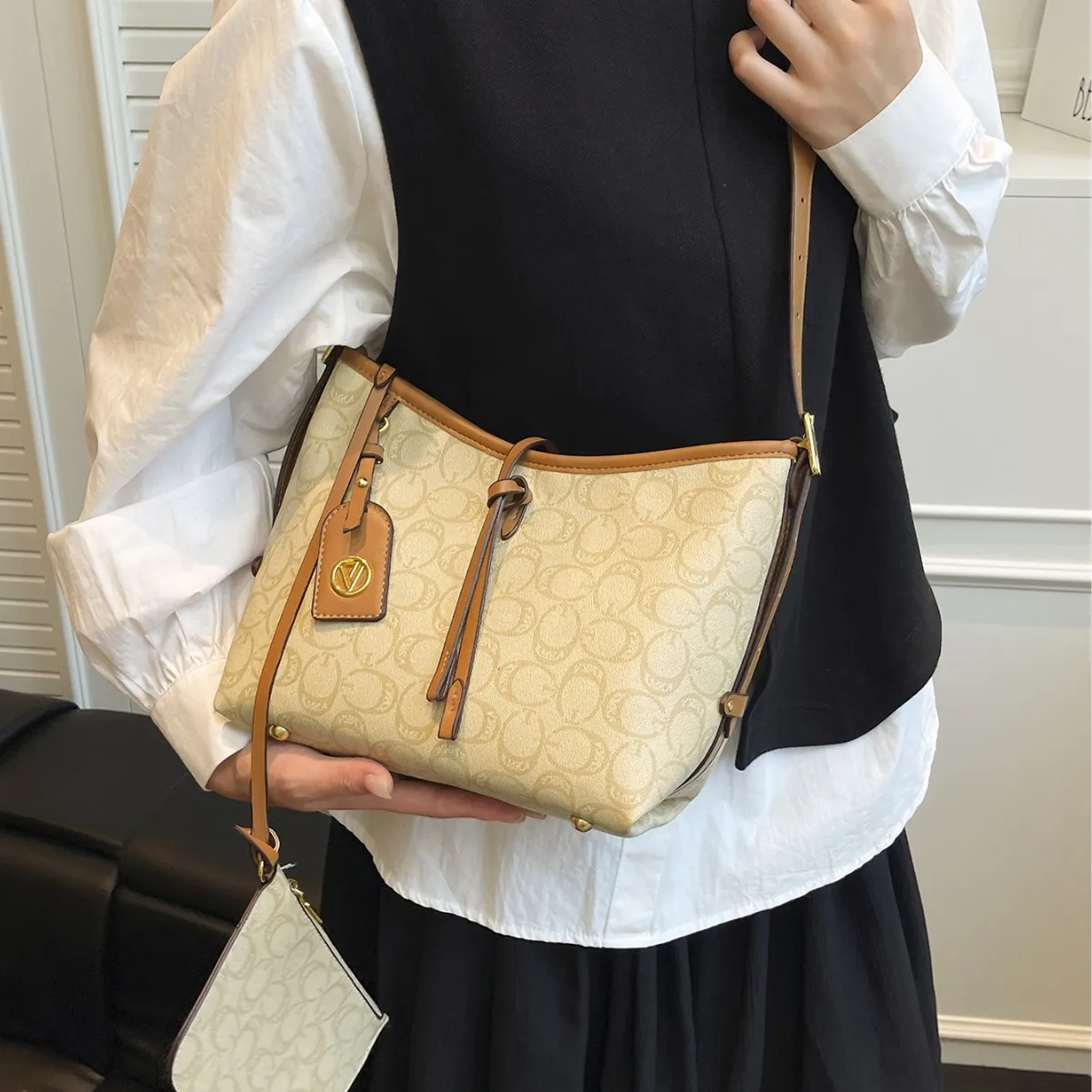 

Женская большая сумка из натуральной кожи 2025 года, винтажная сумка на плечо для подмышек, большая вместимость, предметы первой необходимости для работы и повседневного использования