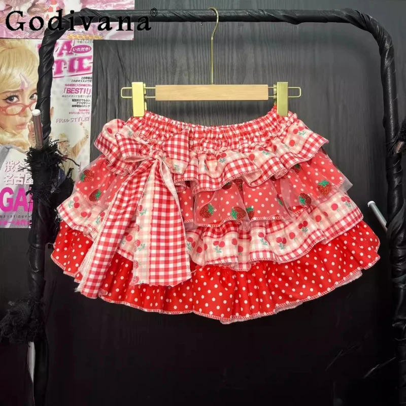 تنورة منقوشة بالفراولة الحمراء للنساء Y2K تنورة لطيفة للفتيات الجميلات منتفخة بتصميم فيونكة على شكل كعكة للسيدات تنورة صيفية صغيرة عالية الخصر