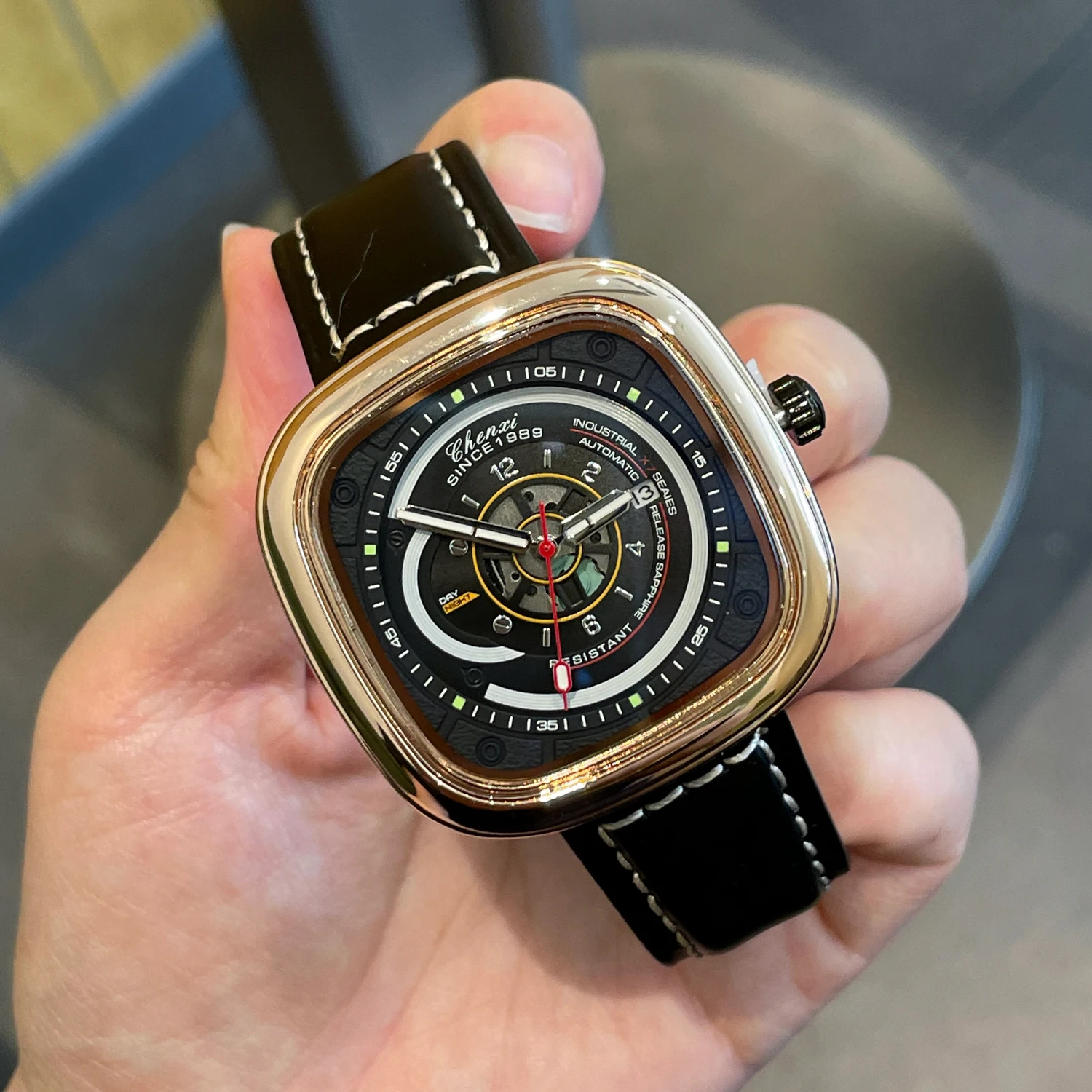 

Модные мужские часы; светящиеся водонепроницаемые мужские наручные часы с хронометром и датой; квадратные кварцевые мужские часы из нержавеющей стали.