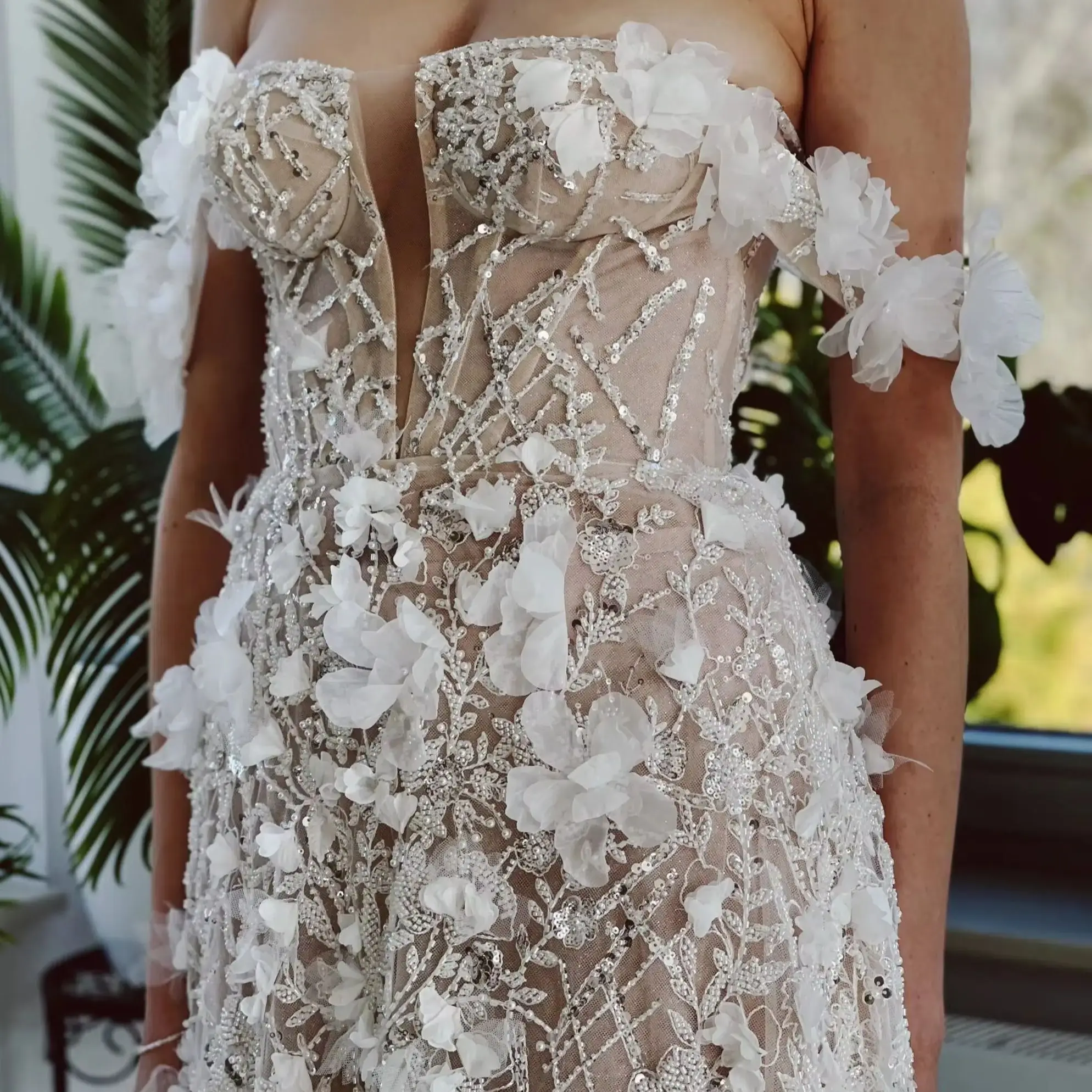 

FATAPAESE Customized Wedding Dress Sparking lace appliqués, cut-out neckline, a Carmen neckline and lacing at the back Bridal