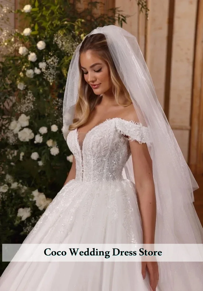 تخصيص حساسة الكرة بثوب فساتين الزفاف العميق الخامس الرقبة قبالة الكتف مطرزة زين قطار المحكمة فساتين الزفاف