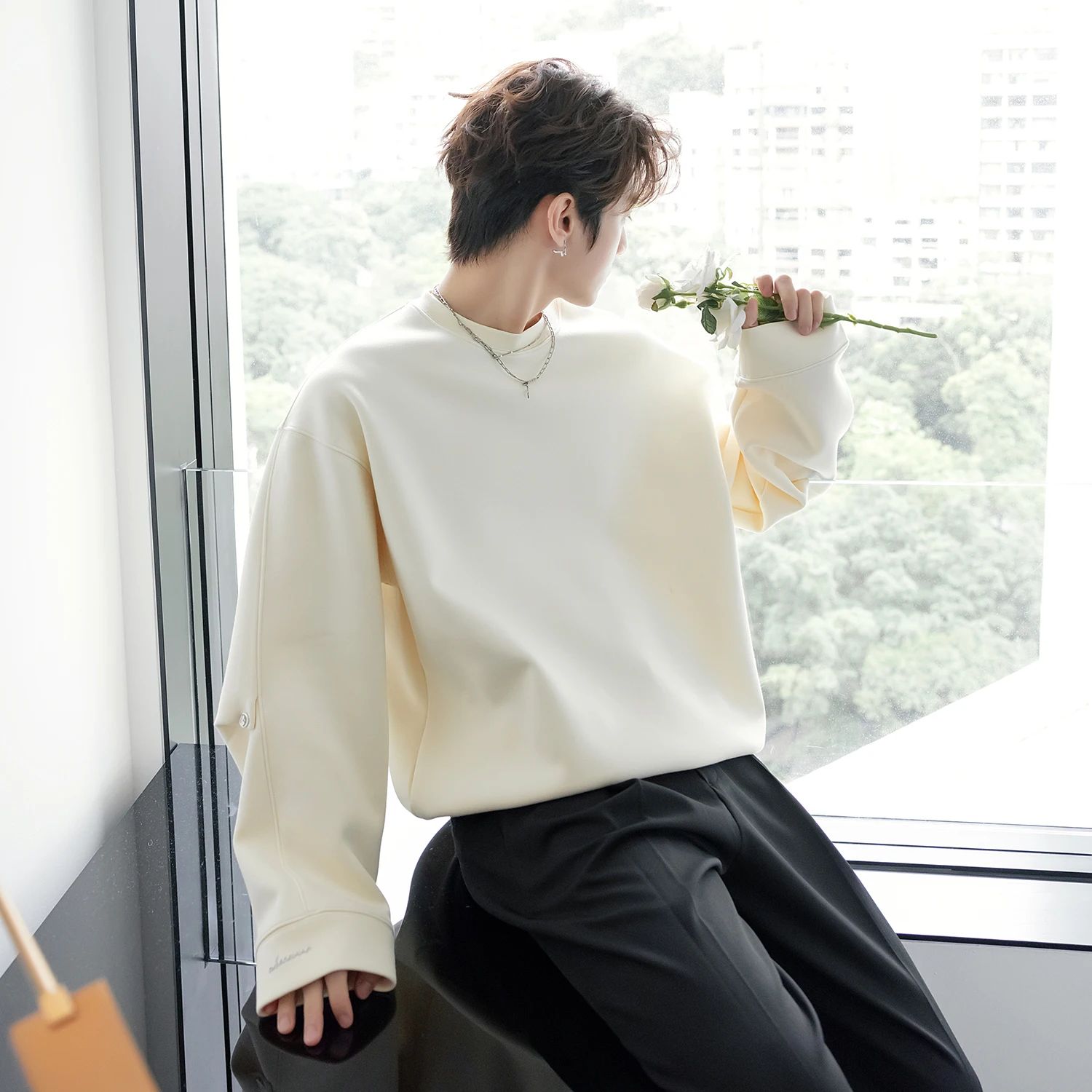 Men's 2025 Autumn New Metal Buckle Round Neck Sweatshirts Men's Trendy High-end Tops Men's Long Sleeve Solid Color Sweatshirts