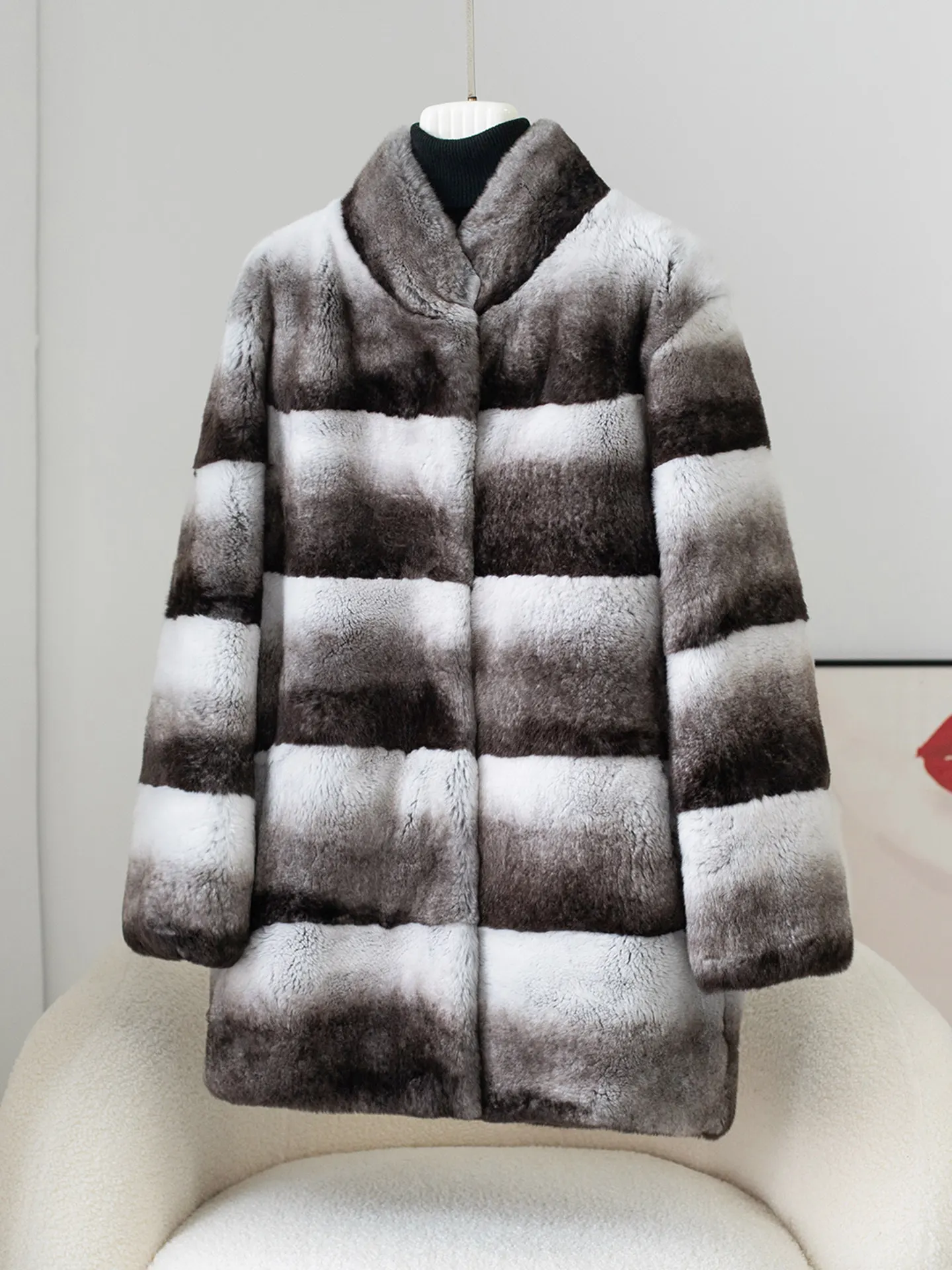 Un abrigo de piel Haining de longitud media para mujer en el invierno de 2025, con un abrigo completo de alta gama de piel de conejo de visón y un stand-up.